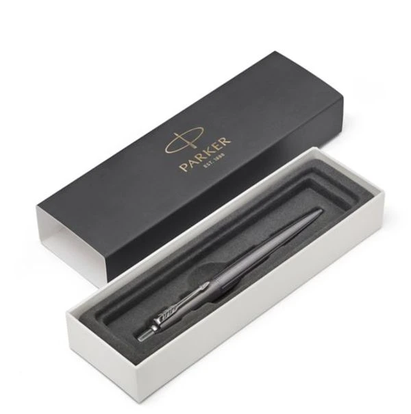 BOLIGRAFO RETRACTIL JOTTER PREMIUM DE OXFORD GRIS CON PATRON DE RAYAS Y RIBETE CROMADO PUNTO MEDIO TINTA AZUL PARKER 1953199 3 BOLIGRAFO RETRACTIL JOTTER PREMIUM DE OXFORD GRIS CON PATRON DE RAYAS Y RIBETE CROMADO PUNTO MEDIO TINTA AZUL PARKER 1953199 - Imagen 3