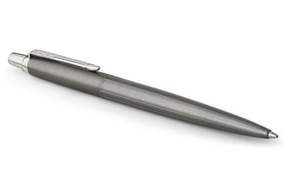 BOLIGRAFO RETRACTIL JOTTER PREMIUM DE OXFORD GRIS CON PATRON DE RAYAS Y RIBETE CROMADO PUNTO MEDIO TINTA AZUL PARKER 1953199 4 BOLIGRAFO RETRACTIL JOTTER PREMIUM DE OXFORD GRIS CON PATRON DE RAYAS Y RIBETE CROMADO PUNTO MEDIO TINTA AZUL PARKER 1953199 - Imagen 4