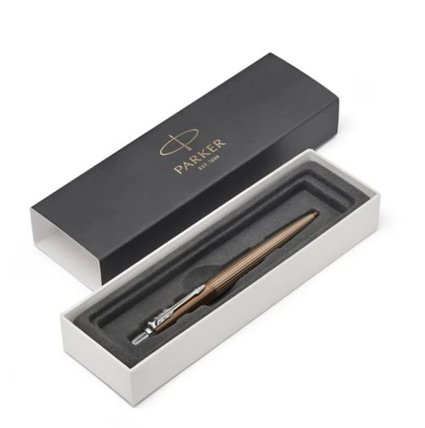 BOLIGRAFO RETRACTIL JOTTER PREMIUM CARLISLE PINSTRIPE MARRON CON BORDE CROMADO PUNTO MEDIO TINTA AZUL PARKER 1953201 4 BOLIGRAFO RETRACTIL JOTTER PREMIUM CARLISLE PINSTRIPE MARRON CON BORDE CROMADO PUNTO MEDIO TINTA AZUL PARKER 1953201 - Imagen 4