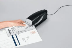 GRAPADORA ELECTRICA MODELO E-120 ADAPTADOR CORRIENTE COLOR NEGRO PETRUS 623385 7 GRAPADORA ELECTRICA MODELO E-120 ADAPTADOR CORRIENTE COLOR NEGRO PETRUS 623385 -tienda EPSON 623385 pic 2